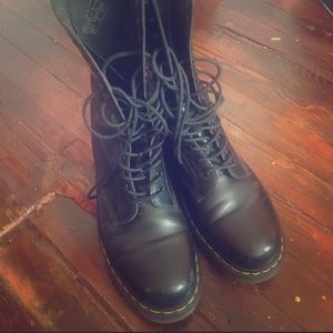 LAST CHANCE!! Doc Martens 1914 boots size 10 14 hole